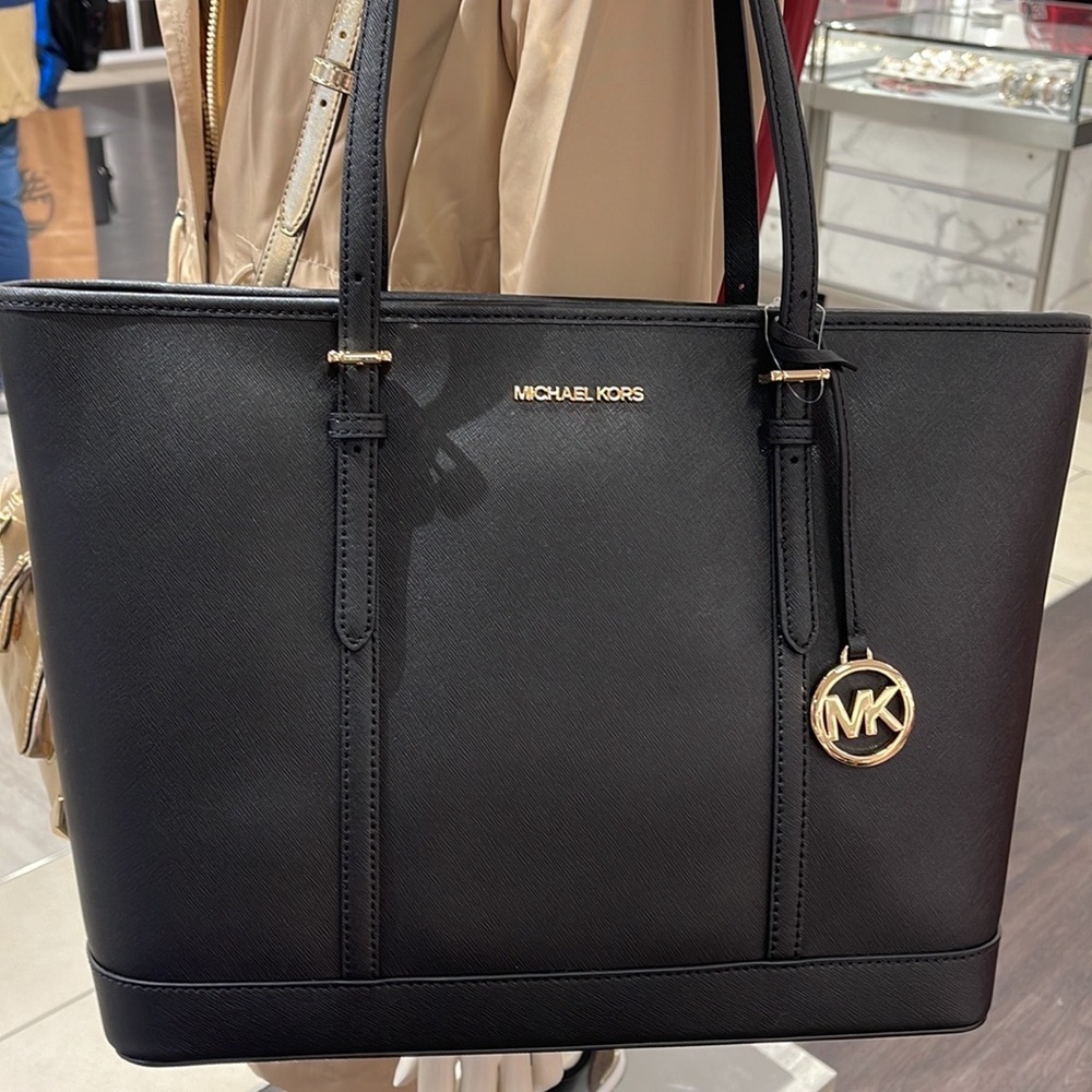 MICHAEL KORS
Jet Set Travel Large Top Zip Shoulder Tote Saffiano Leather
Black - Picture 16 of 16